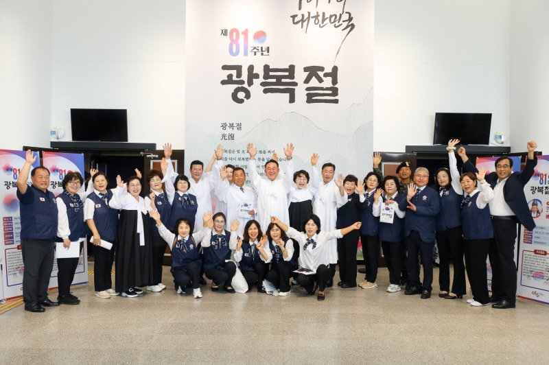 이충우 여주시장 등이 만세함창을 하고 있다. /여주시