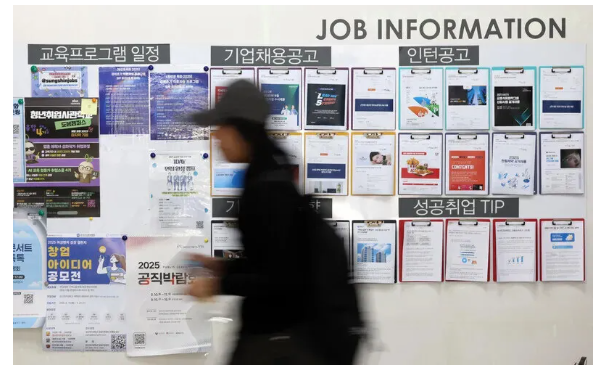 한은 "지난 4년 청년 일자리 28.5만개 감소…94%가 AI 고노출 업종"
