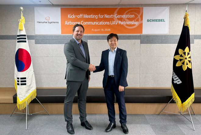 장보섭 한화시스템 C5ISR사업센터장(오른쪽)과 마이클 쉴러 쉬벨 함탑재서북도서 사업총괄 PM 겸 쉬벨 코리아 지사장이 18일 서울 종로구에 위치한 쉬벨 한국지사에서차세대 공중 통신용 무인항공기 협업 관련 킥오프 미팅을 가진 후 기념 사진을 찍고 있다. 사진=한화시스템