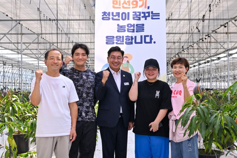전진선 양평군수가 농가 청년들과 기념촬영을 하고있다. /양평군