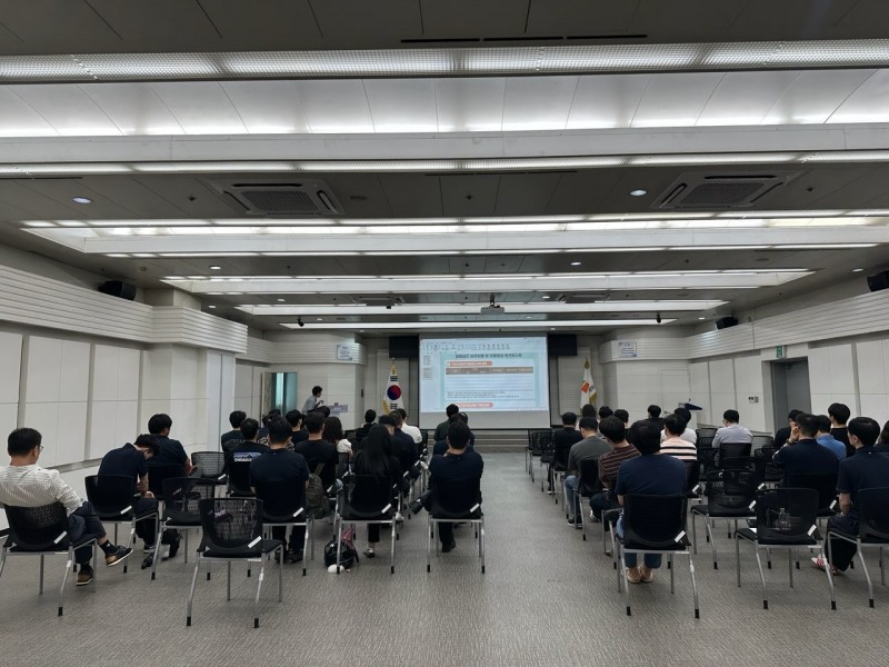 안전보건공단 인천광역본부가 지난 14일 인천교통공사를 찾아 관리감독자와 현장 작업자를 대상으로 '밀폐공간 질식재해 예방교육'을 진행하는 모습./안전보건공단 인천광역본부