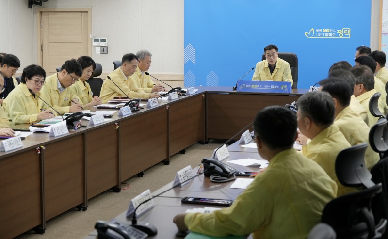 청북읍 위험물·유해화학물질 저장 창고 화재와 관련한 긴급 대책회의 모습. /평택시