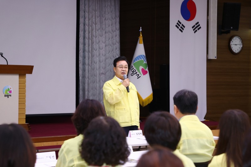 김성제 의왕시장이 최초 상황보고회의에서 훈련 참가자들을 격려하고 있다. /의앙시