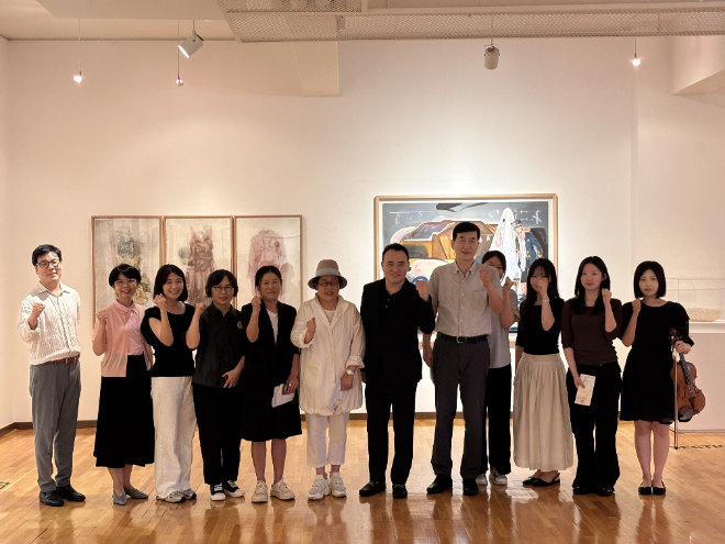 지난 16일, 서울 종로구 상명아트센터 갤러리에서 열린 ‘혜화 속 미술은행 : Memory in Flow’ 전시 오프닝 행사에서 김종희 상명대 총장(가운데), 이동수 글로벌문화콘텐츠학과 교수, 조향록 국제언어문화교육원장 등 주요 참석자들이 기념 촬영을 하고 있다. (사진제공=상명대)