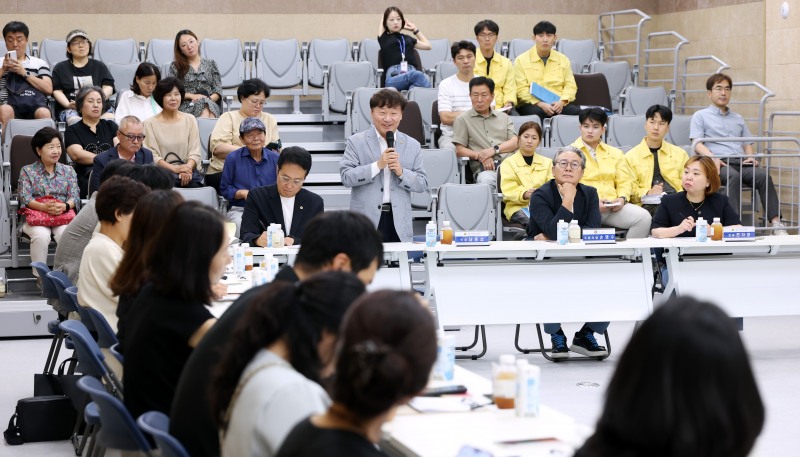 남종섬 경기도의장이 내달 개교하는 기흥중학교를 방문, 인사말을 하고있다. /경기도의회