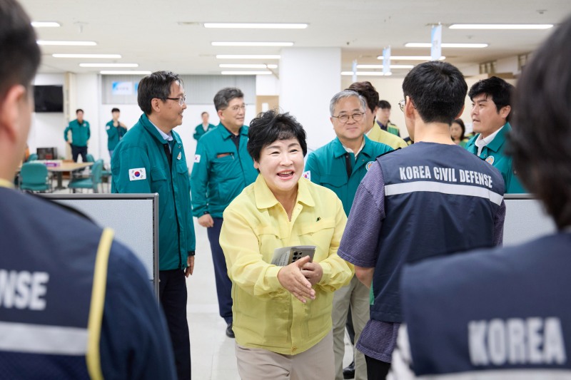 장정순 용인시의회 의장이 18일 을지훈련 현장을 방문, 관계자들을 격려하고있다. /용인시의회