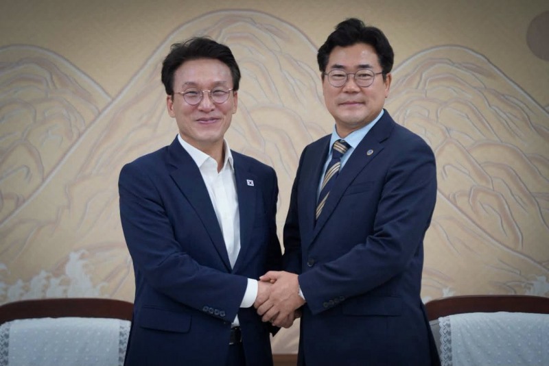 박찬대 인천시장과 김민석 신임 민주당 대표가 함께 하고 있다. /페북 캡처