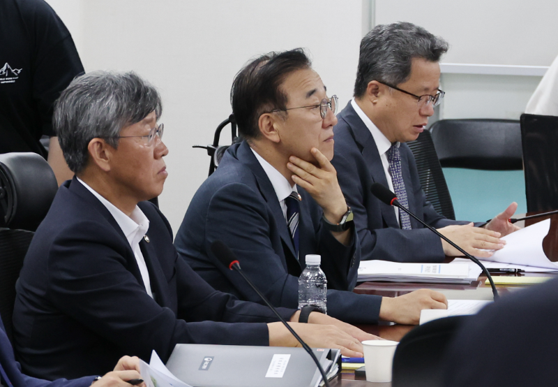 김윤덕(가운데) 국토교통부 장관과 김이탁(왼쪽) 1차관이 19일 여의도 국회 의원회관에서 열린 국회 국토교통위원회 소속 더불어민주당 의원들과 당정협의회에서 시작을 기다리고 있다./뉴시스