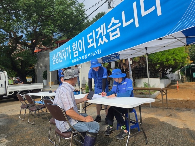 삼성전자서비스 수해 복구 특별 서비스팀이 19일 경남 거제시 둔덕면 일대에서 제품을 점검 중인 모습./삼성전자서비스