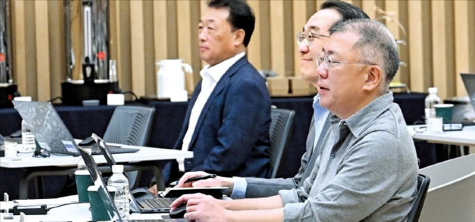 정의선 현대자동차그룹 회장(오른쪽)이 지난 5월 서울 양재동 본사에서 회사 임원진과 바이브 코딩 실습 교육을 받고 있다. 현대차그룹 제공