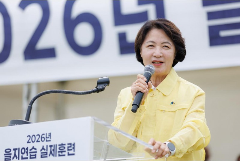 19일 오후 화성특례시 농업기술센터에서 진행된 2026년 을지연습 도 단위 실제훈련을 마치고 추미애 경기도지사가 강평을 하고 있다./경기도