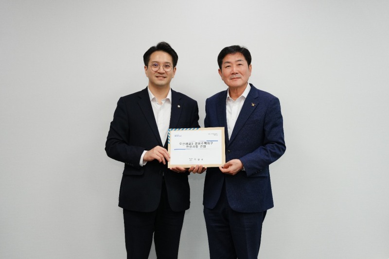 조용호 오산시장(우)과 전용기 국회의원(좌)가 함께 하고있다. /오산시