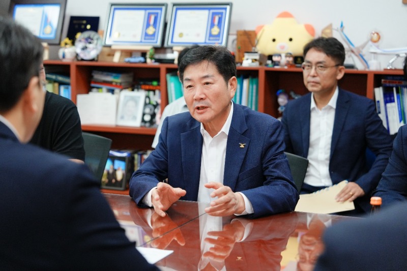 조용호 오산시장이 전용기 국회의원에게 오산 현안을 전달하고있다. /오산시