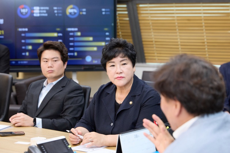 장정순 용인시의장이 19일 경기도의회를 방문, 남종섭 의자와 대화를 나누고있다. /용인시의회