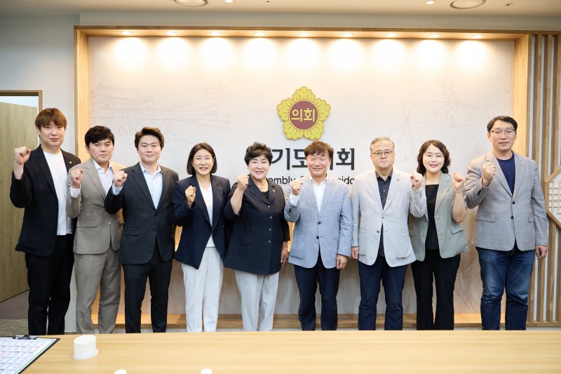 용인시의회 의장단과 남종섭 경기도의회 의장이 함께 기념촬영을 하고있다. /용인시의회
