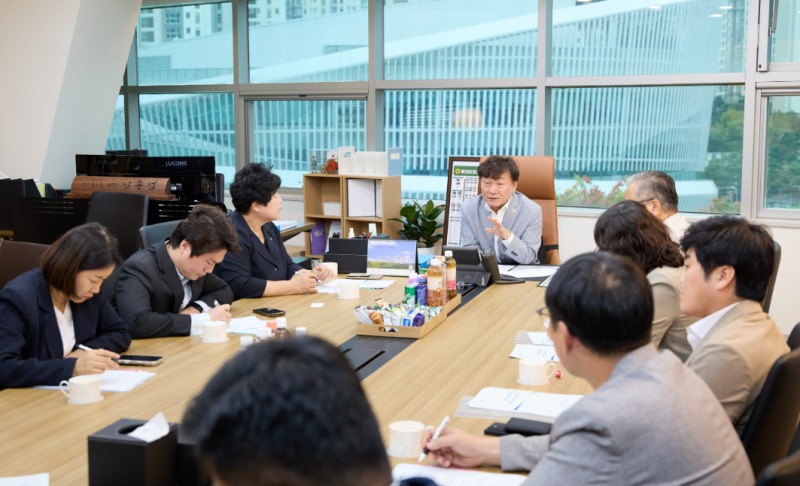 용인시의회 의장단이의 남종섭 경기도의회 의장과 지역현안을 논의하고있다. /용인시의회