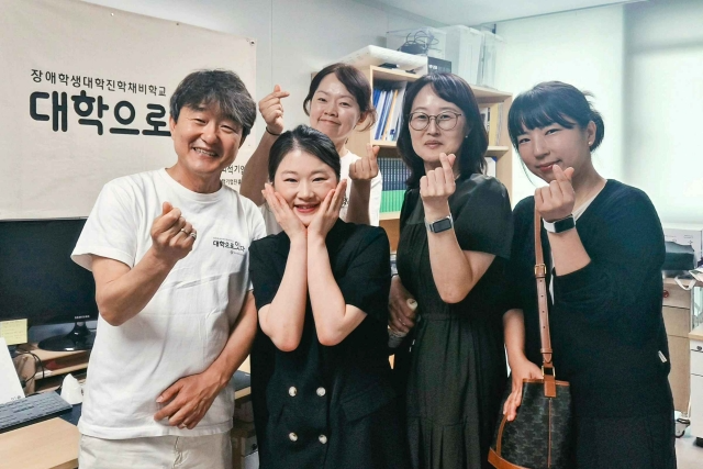 ‘대학으로 잇다’ 김성일 대표(왼쪽 첫번째)와 학부모 자원봉사자들. /KT 제공