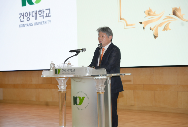 지난 19일, 학사보고회에서 ‘스튜던트 퍼스트(Student First) 2.0’ 대학 비전을 발표하는 건양대학교 김용하 총장. (사진제공=건양대)