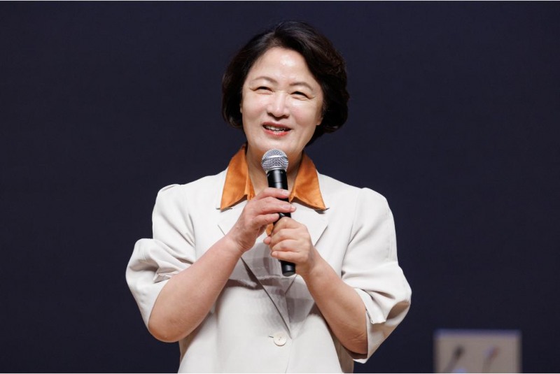 20일 오전 수원특례시 경기도청 다산홀에서 진행된 간부 공무원 직장 내 성희롱·성폭력 예방교육에서 추미애 경기도지사가 인사말씀을 하고 있다./경기도