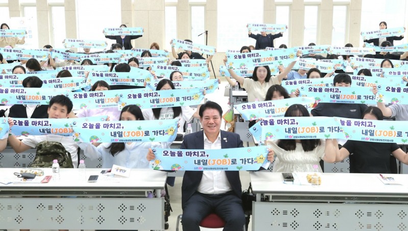 20일 오후 안양창업지원센터에서 열린 2026년 안양시 청년도전지원사업 간담회 및 수료식에서 최대호 안양시장(가운데)을 비롯한 청년 참석자들이 기념사진을 찍고 있다. /안양시