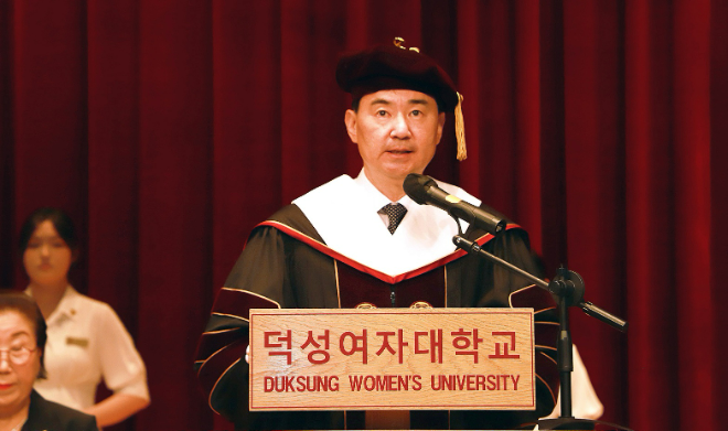 덕성여대 2025 후기 학위수여식에서 민재홍 총장이 축사하고 있다. (사진제공=덕성여대)