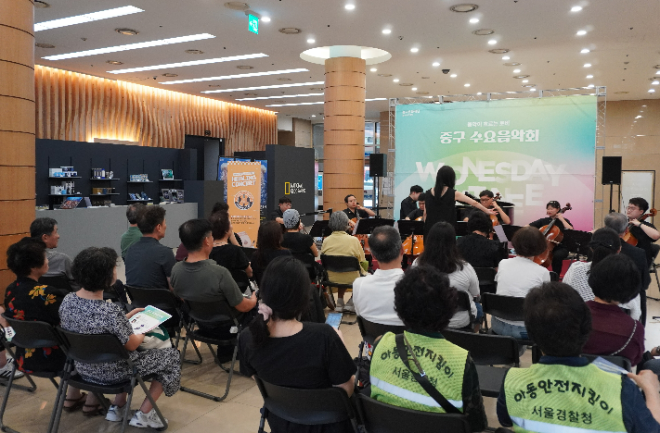 지난 19일 충무아트센터 로비에서 열린 ‘중구 수요음악회’ 공연 현장. (사진제공=중구문화재단)