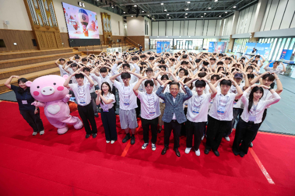 대전 신협중앙연수원에서 개최된 ‘2026년 대학생 신협 체험행사’에서 참가자들이 기념촬영을 하고 있다.