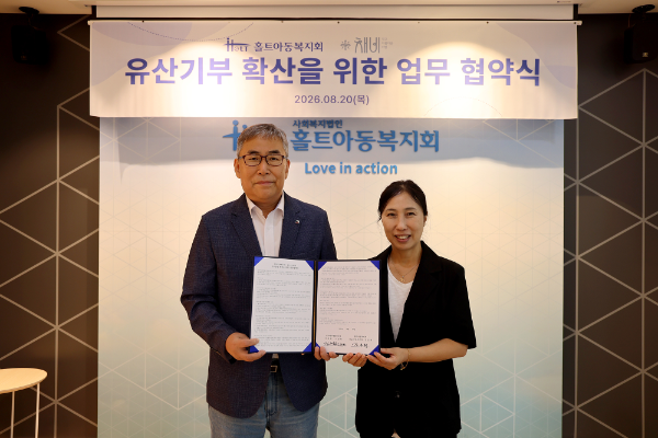 김경환 한겨레두레협동조합 상임이사(좌)와 김은희 홀트아동복지회 나눔사업본부장