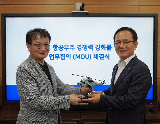 KAI 김종출 대표이사(오른쪽)와 NISS 김성배 연구원장(왼쪽)이 20일 진행한 업무협약식에서 기념 사진을 찍고 있다. 사진=KAI