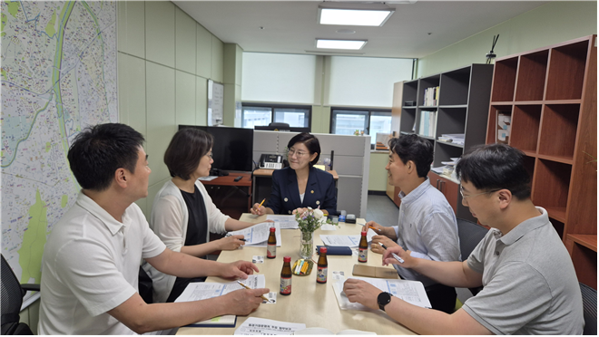 김미주 서울시의원이 서울시설공단 돔경기장운영처와 면담하고 있다./서울특별시의회