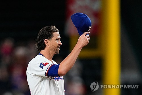2천 탈삼진을 달성한 디그롬이 관중들의 기립박수에 모자를 벗어 답했다. / 사진=연합뉴스