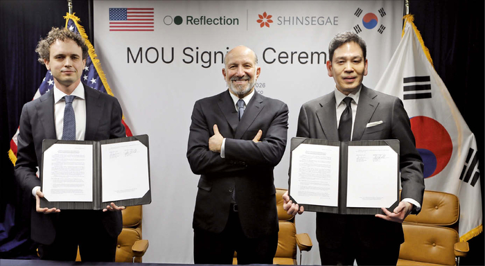 신세계그룹과 리플렉션AI의 ‘한국 소버린 AI 팩토리 건립을 위한 전략적 파트너십 MOU’ 행사 협약식. (신세계 제공)