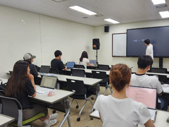 가천대학교 대학일자리플러스센터가 지난 20일 대학 비전타워 강의실에서 운영한 면접 특강에서 참여 학생들이 면접 실전 교육을 받고 있다. (사진제공=가천대)