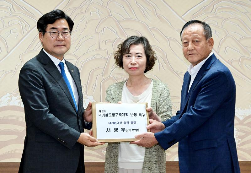 박찬대 인천광역시장이 21일 시청 접견실에서 '대장홍대선 청라 연장' 제5차 국가철도망 계획 반영과 관련해 계양구 주민대표에게 서명부를 전달받고 있다./인천시