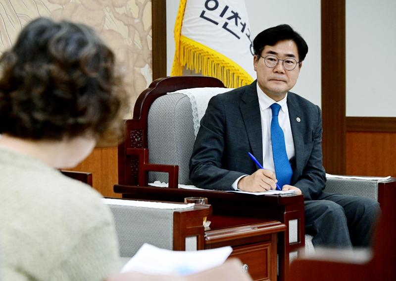 박찬대 인천시장이 21일 시청 접견실에서 '대장홍대선 청라 연장' 제5차 국가철도망 계획 반영과 관련해 계양구 주민대표들과 면담을 갖고 있다./인천시