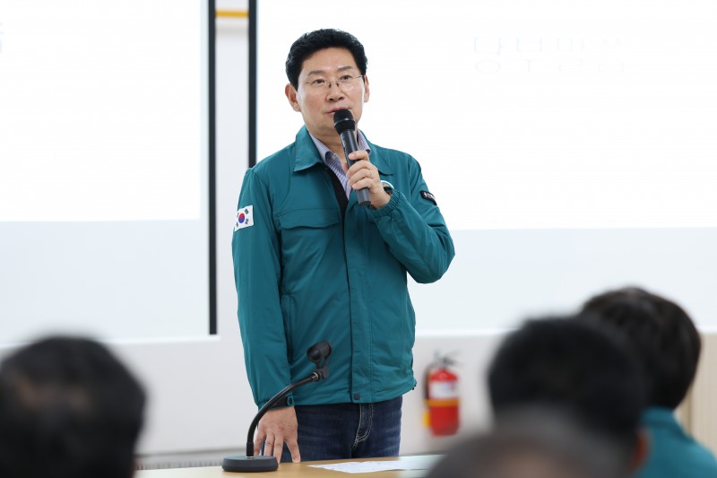 이상일 용인특례시장이 21일 열린 '2026년 을지연습' 강평 보고회에서 훈련 상황에 대해 이야기하고 있. /용인시