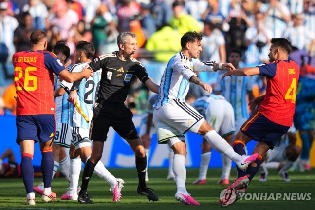 가르시아 걷어차는 파레데스 / 사진=연합뉴스