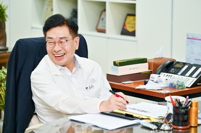 전진선 양평군수가 양평을 위해 다시 한번 일할 수있는 기회를 준 군민들에게 감사인사를 하면서 환하게 웃고 있다./양평군