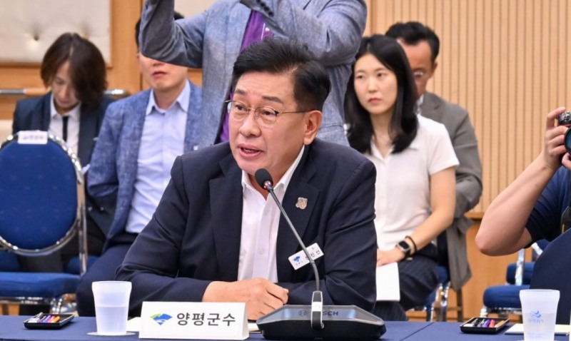 전진선 양평군수가 지난달 22일 경기도지사와 시장·군수 간담회에 참석해 지역 현안 해결과 핵심 공약사업 추진을 위한 경기도의 적극적인 지원을 건의했다. /양평군