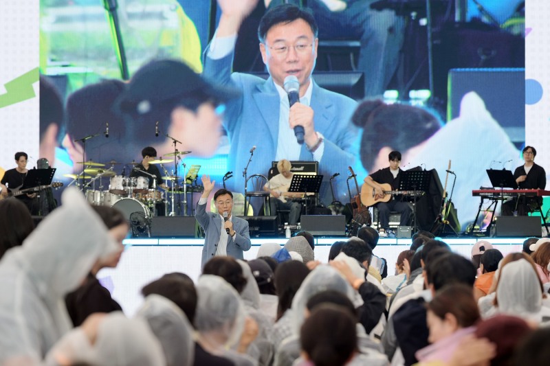 신상진 성남시장이 지난 22일 을지대학교 성남캠퍼스 운동장에서 열린 2026 피크닉콘서트에서 인사말을 하고 있다. /성남시