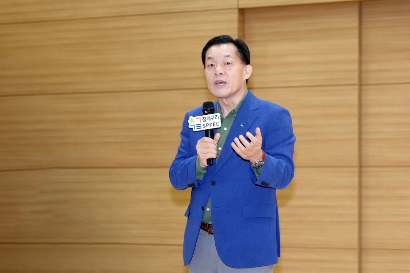 이재준 수원시장이‘청개구리 교실(Class)’ 학부모지원단 대상 워크숍에서 인사말을 하고있다. /수원시