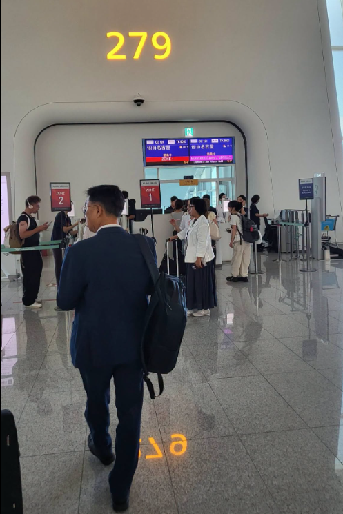 기방을 둘러멘 신상진 성남시장의 출국 모습. /페북 캡처