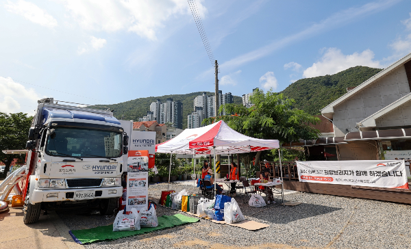 희망브리지는 지난 20일부터 경남 거제 수해 현장에서 현대차 후원으로 제작된 '세탁구호차량'을 활용해 세탁구호활동을 펼치고 있다.