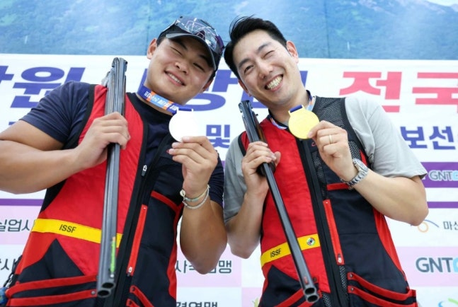 황정수(오른쪽)와 고근오 / 사진=대한사격연맹 제공. 연합뉴스
