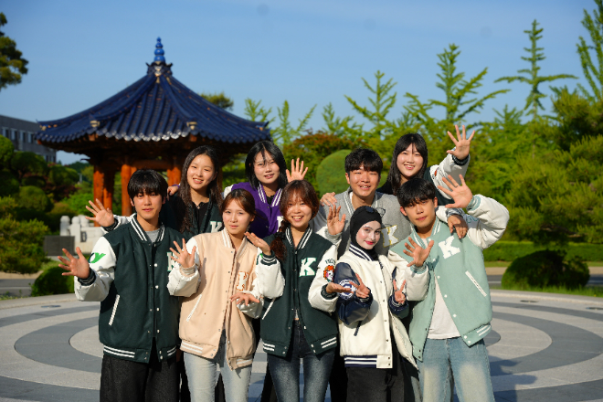 건양대학교 학생들이 캠퍼스에서 단체사진 촬영을 하고 있는 모습. (사진제공=건양대)