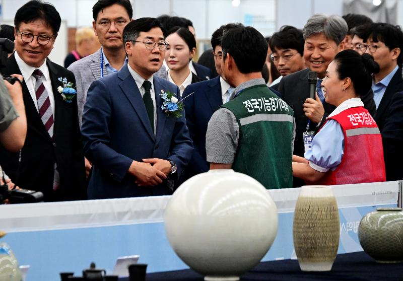 박찬대 인천시장이 24일 송도컨벤시아에서 열린 '2026 인천광역시 제61회 전국기능경기대회'에서 대회장을 살펴보고 있다./인천시