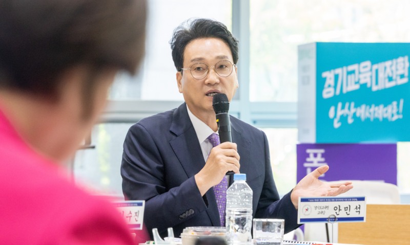 안민석 경기도교육감이 24일‘권역별 벽깨기 조찬 간담회’에서 인사말을 하고있다. /경기도교육청