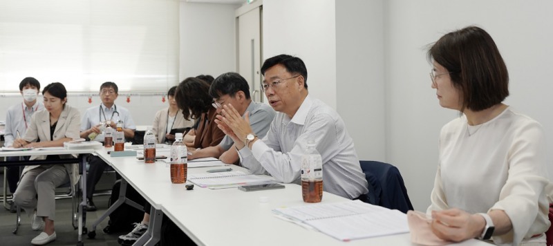 신상진 성남시장이 24일 일본 나고야에 있는 가와나병원을 방문해 병원 관계자들과 재택의료에 대해 대화를 나누고 있다./성남시