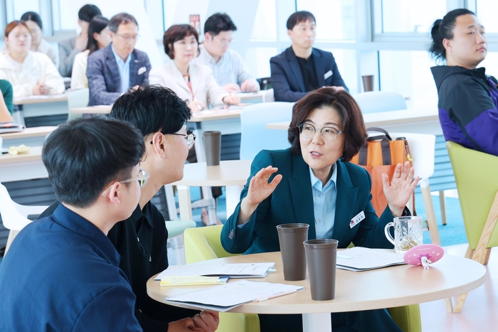 김보라 안성시장이 청년들과 이야기를 나누고 있다. /안성시
