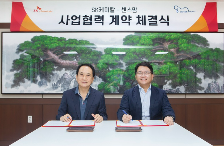 김응수 SK케미칼 그린소재사업본부 본부장(오른쪽)과 강경모 센스맘 대표이사가 24일 인천광역시 남동구에 위치한 센스맘 본사에서 협력식을 열고 사업협력 계약서에 사인하고 있다. 사진=SK케미칼